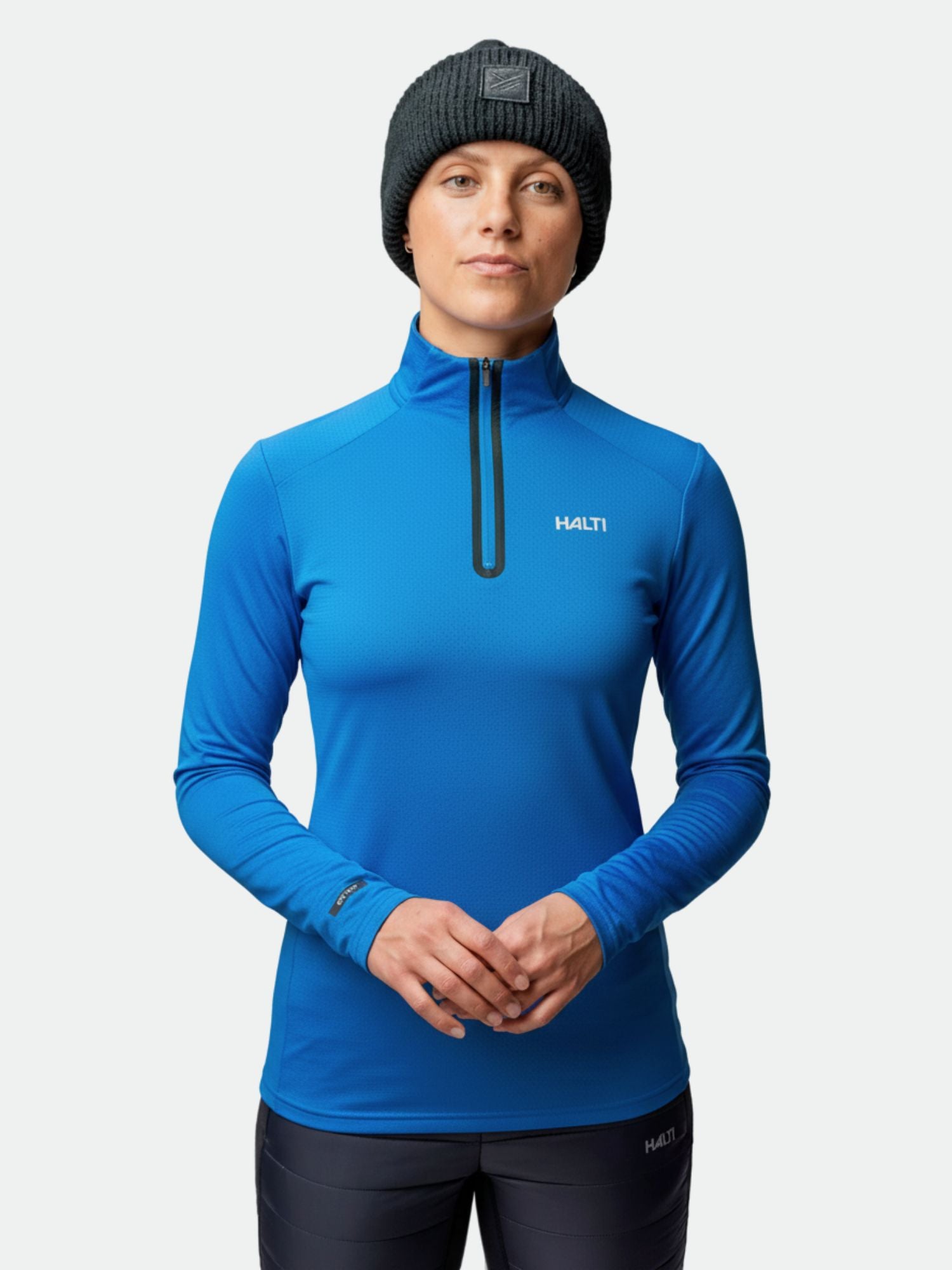 Henkilö Halti Jaako Paita Naisten, täydellinen treeniin ja ulkoiluun, vaaleaa taustaa vasten.